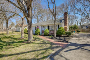 Hyannis Vacation Home about 2 Mi to Craigville Beach